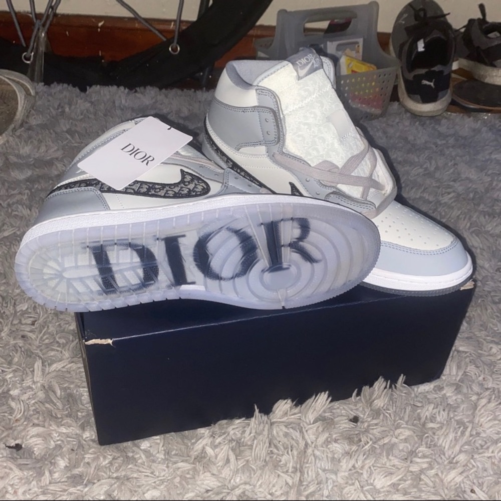Dior 1s for sale only selling because they are too big taking the highest offer.
